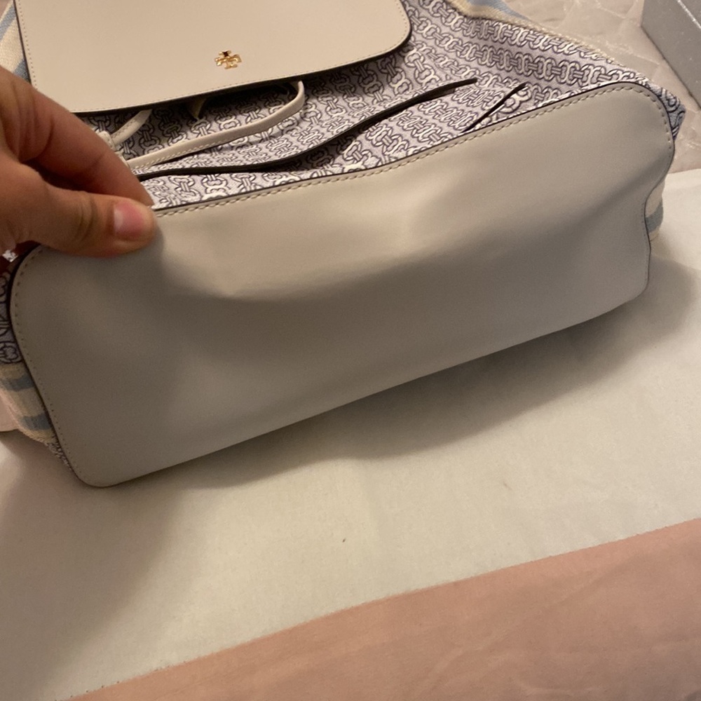 New (tag is there but fell off) Tory Burch bookbag - Picture 5 of 9